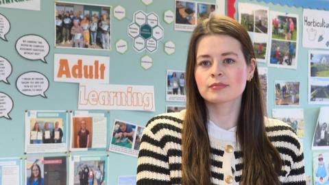 Jessie NicDhòmhnaill, oifigear leasachaidh aig Cothrom airson chomasan còmhraidh