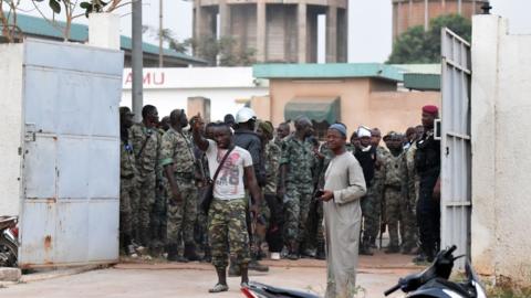 Mutineer soldiers stand at entrance to deputy prefect's residence in Bouake, Ivory Coast. 7 January 2017