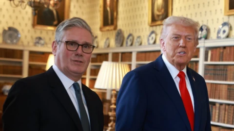 Keir Starmer (L) and Donald Trump (R) walking together inside the prime minister's country home at Chequers