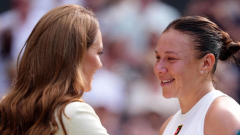 Amanda Anisimova is consoled by the Princess of Wales