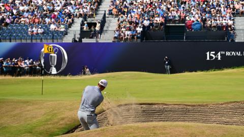 Sam Burns chips out of the bunker