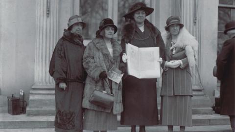 Annie Hughes Griffiths yn arddangos deiseb yn 1924