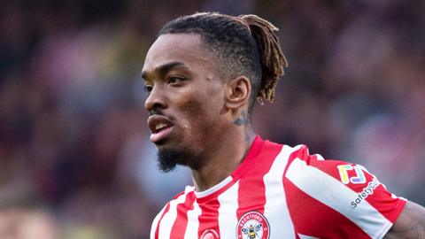 Ivan Toney in the Brentford home shirt