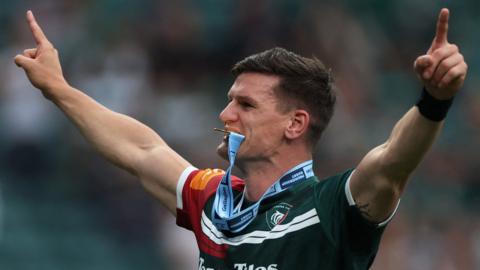 Freddie Burns with the Premiership winners' medal between his teeth