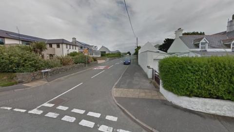 Sandy Lane intersecting with Station Road