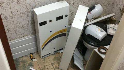 Disused toilet at The Cornhill Hotel