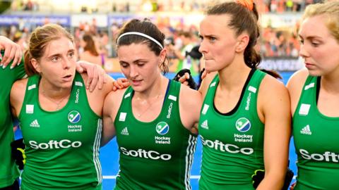 Mullan speaks to her Ireland team-mates after losing to the Netherlands