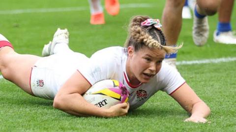 Jess Breach scoring a try