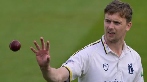 Seamer Craig Miles has joined Durham on a short term red ball loan from Warwickshire.