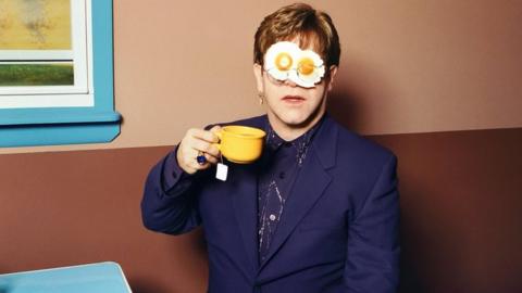 Elton John, Egg On His Face, New York, 1999
