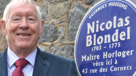 Geoff Dorey next to the Blue Plaque