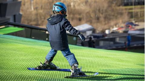 Child skiing on Amager Bakke