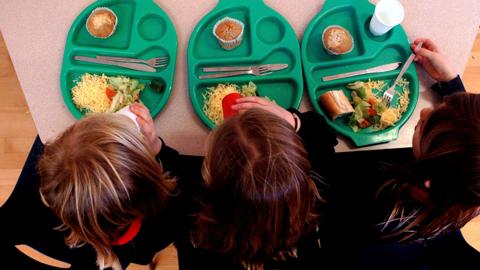 School pupils eating lunch