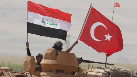 Soldiers hold Turkish and Iraqi national flag during a joint military exercise near the Turkish-Iraqi border (26 September 2017)