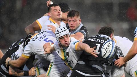 Curtis Langdon flicks an offload