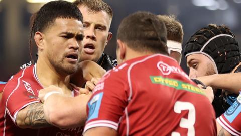 Vaea Fifita (L) of Scarlets was yellow carded for his incident with Aaron Wainwright (obsucred)