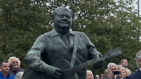 Max Boyce next to the bronze statue of himself