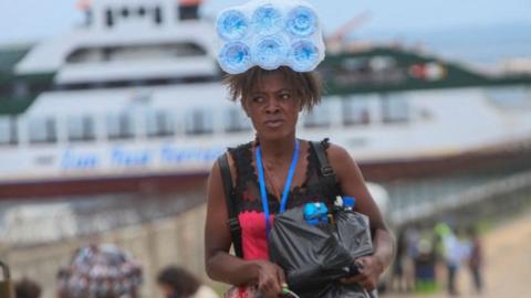 Internally displaced people arrive in Pemba on April 1, 2021, from the boat of evacuees from the coasts of Palma.