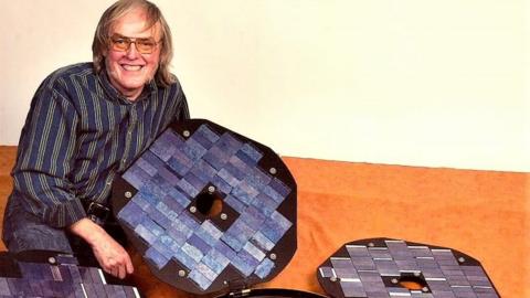 Colin Pillinger next to the Beagle 2