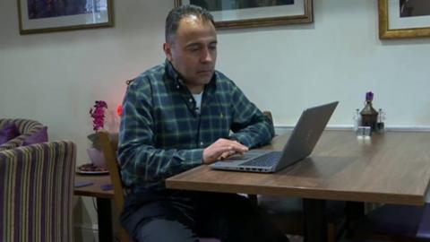 Mehmet Durmus looking online
