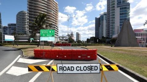 A road closed sign at the border between New South Wales and Queensland