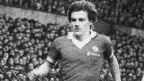 Steve Coppell in action for Man Utd in 1976