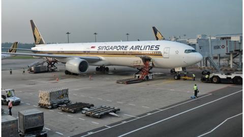 A Singapore Airlines Boeing 777-312