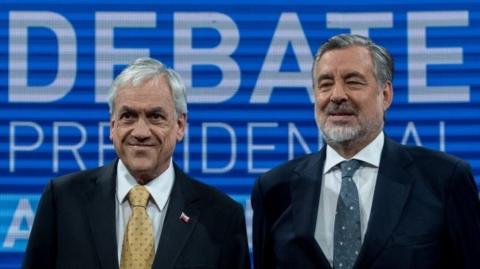 Chilean presidential candidates Sebastian Pinera (L) and Alejandro Guillier (R) pose for the press before a presidential debate in Santiago, on December 11, 2017.