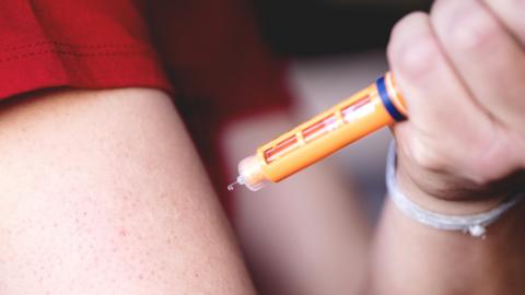 Patient using an allergy pen