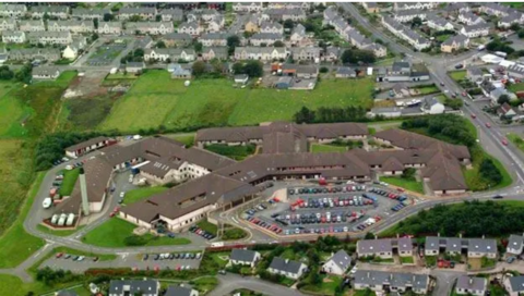 Ospadal nan Eilean ann an Steòrnabhagh bhon adhar
