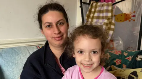 Holly Pugh ac Isabelle