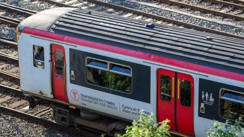 Tren Trafnidiaeth Cymru