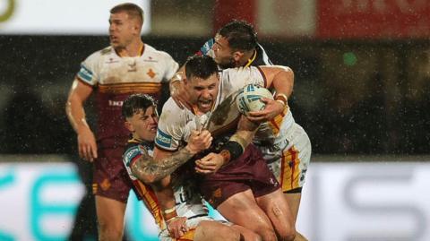 Catalans Dragons take on Huddersfield Giants