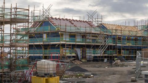 Taighean ùra gan togail