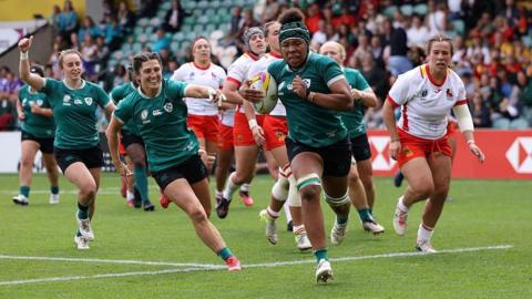 Grace Moore scores a try