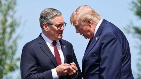 Keir Starmer (left) talks to Donal Trump (right)