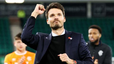 Rangers Head Coach Danny Rohl celebrates at full time during a William Hill Premiership match between Hibernian and Rangers at Easter Road