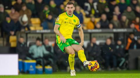 Norwich City captain Kenny McLean passing the ball.