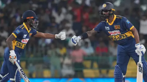 Sri Lanka batters touch gloves