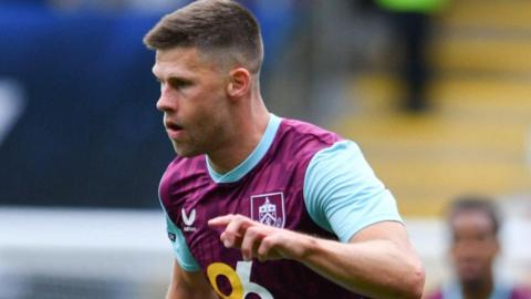 Johann Gudmundsson of Burnley in action against Cardiff