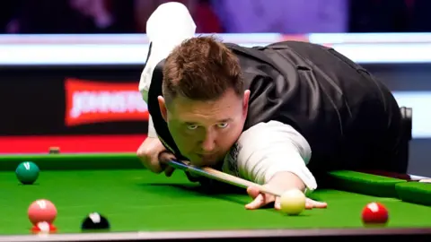 Kyren Wilson plays a shot