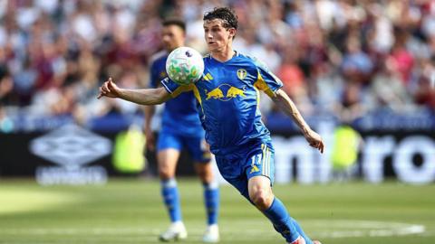 Leeds United's Brenden Aaronson runs with the ball.