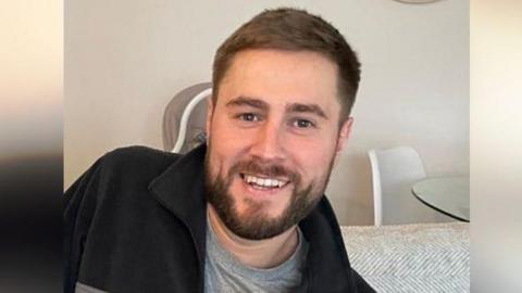 Bu farw Mathew Hardy, 34, o Bwllheli wedi gwrthdrawiad ar ffordd osgoi Porthmadog nos Sadwrn.