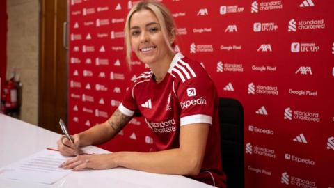 Denise O'Sullivan signing for Liverpool 