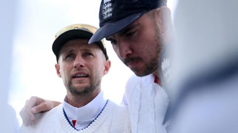 Joe Root talks to his England team in a huddle