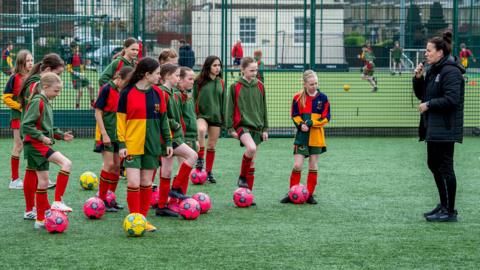 Clann-sgoile agus Leanne Crichton