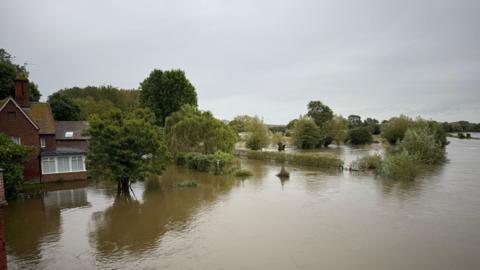 A house on the left looks like it is on a lake. The Thames is encompassing the whole picture, where it should normally just run through on the left hand-side.