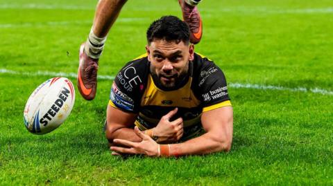 David Nofoaluma crosses for a try against Hull FC