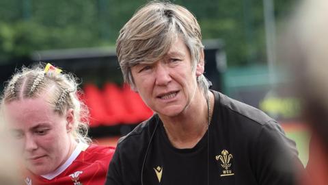 Liza Burgess in a Wales junior squad huddle