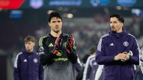 Manchester United goalkeeper Senne Lammens (centre)
